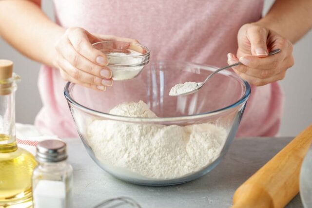 The difference between yeast and baking powder